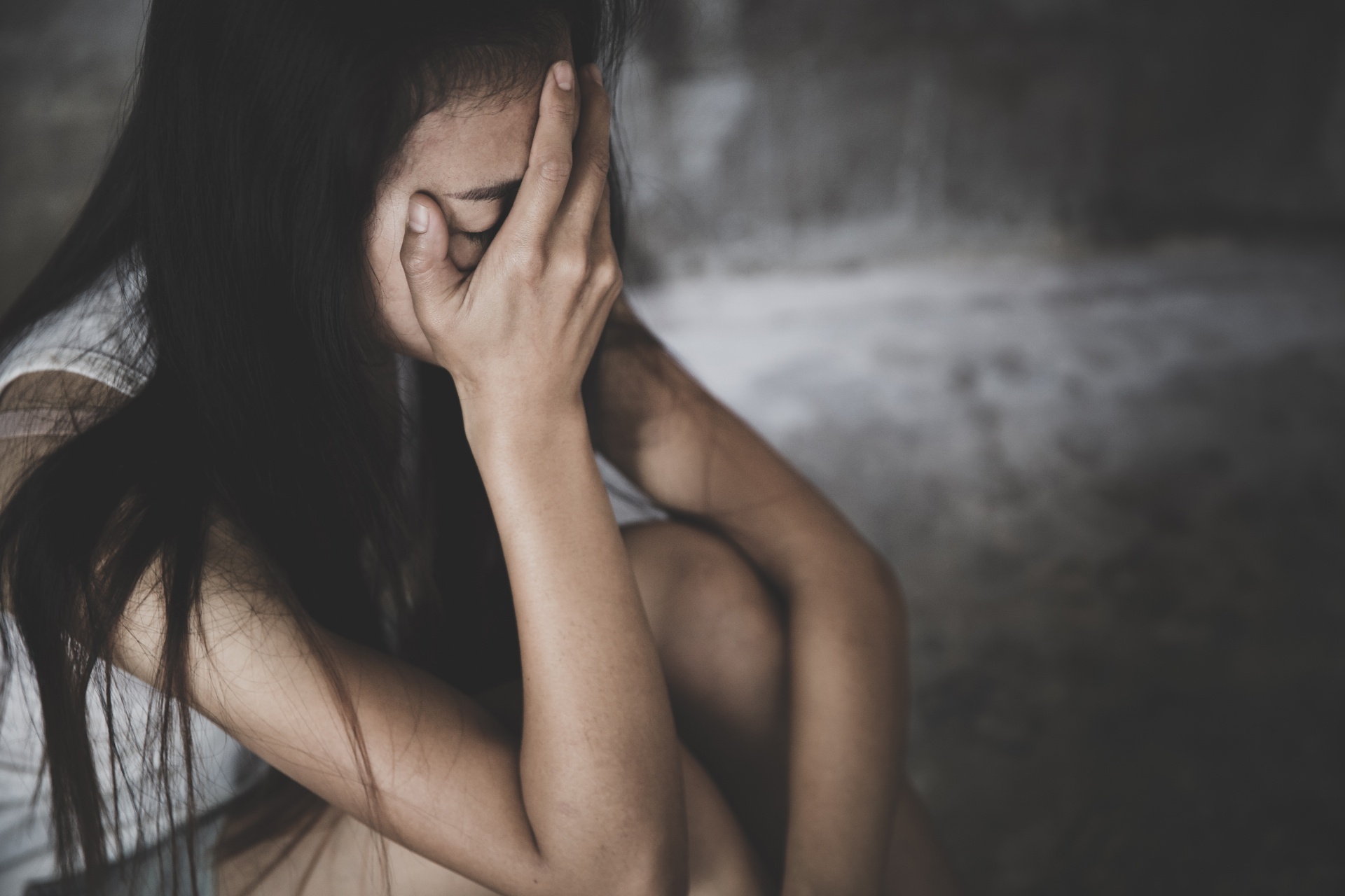 Image of a woman covering her face upset, Do you need PTSD treatment or complex PTSD treatment in Palm Beach, FL 33444? Then we have a ptsd therapist or complex ptsd therapist in Palm Beach, FL who can help. Call today! 33444 | 33483 | 33445