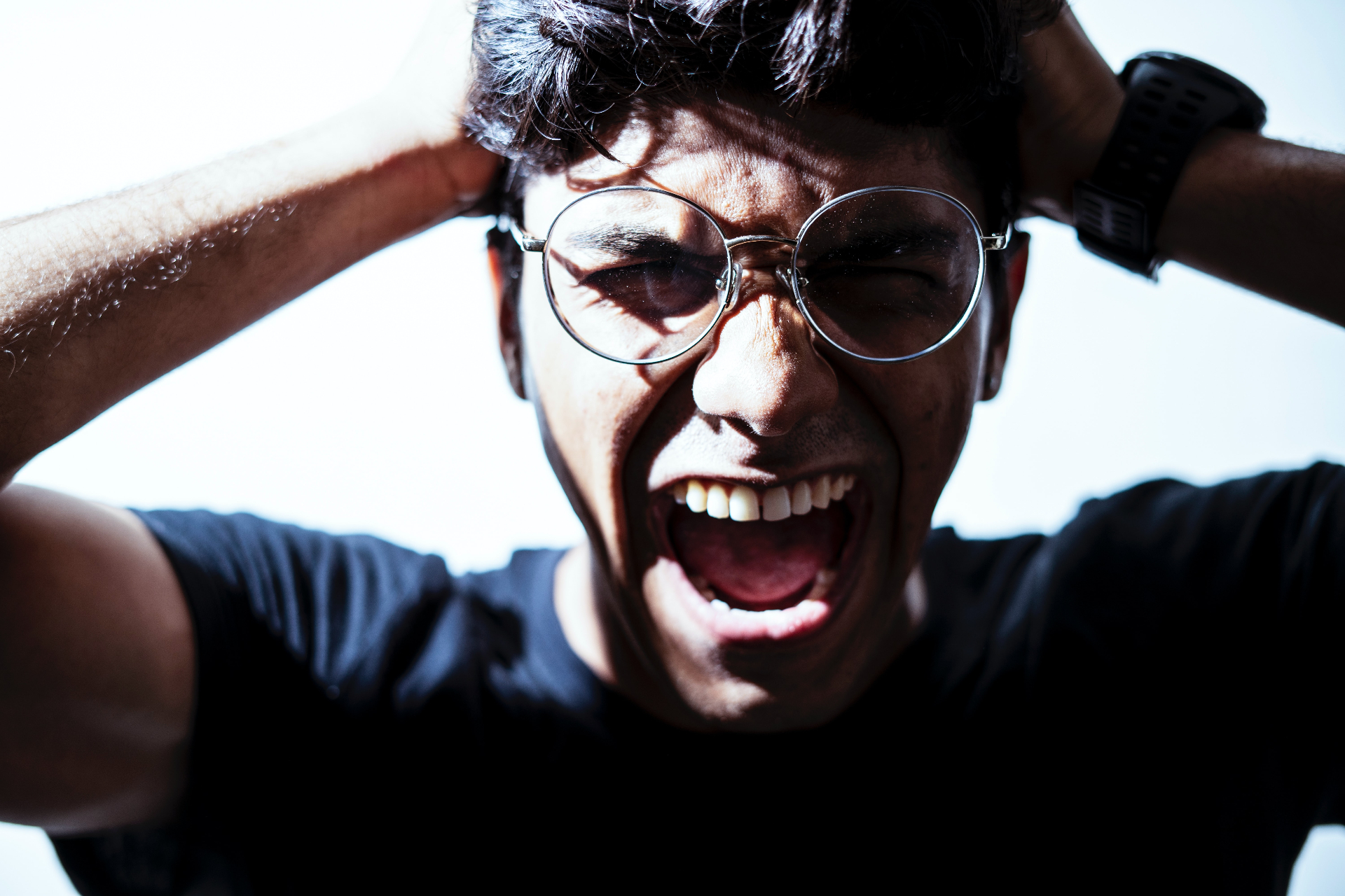 Man grabbing hair and screaming. When you are angry, is it hard for you to contain yourself? Is there anything you would like to know about coping better? Therapists in Delray, FL can help! Read here. 